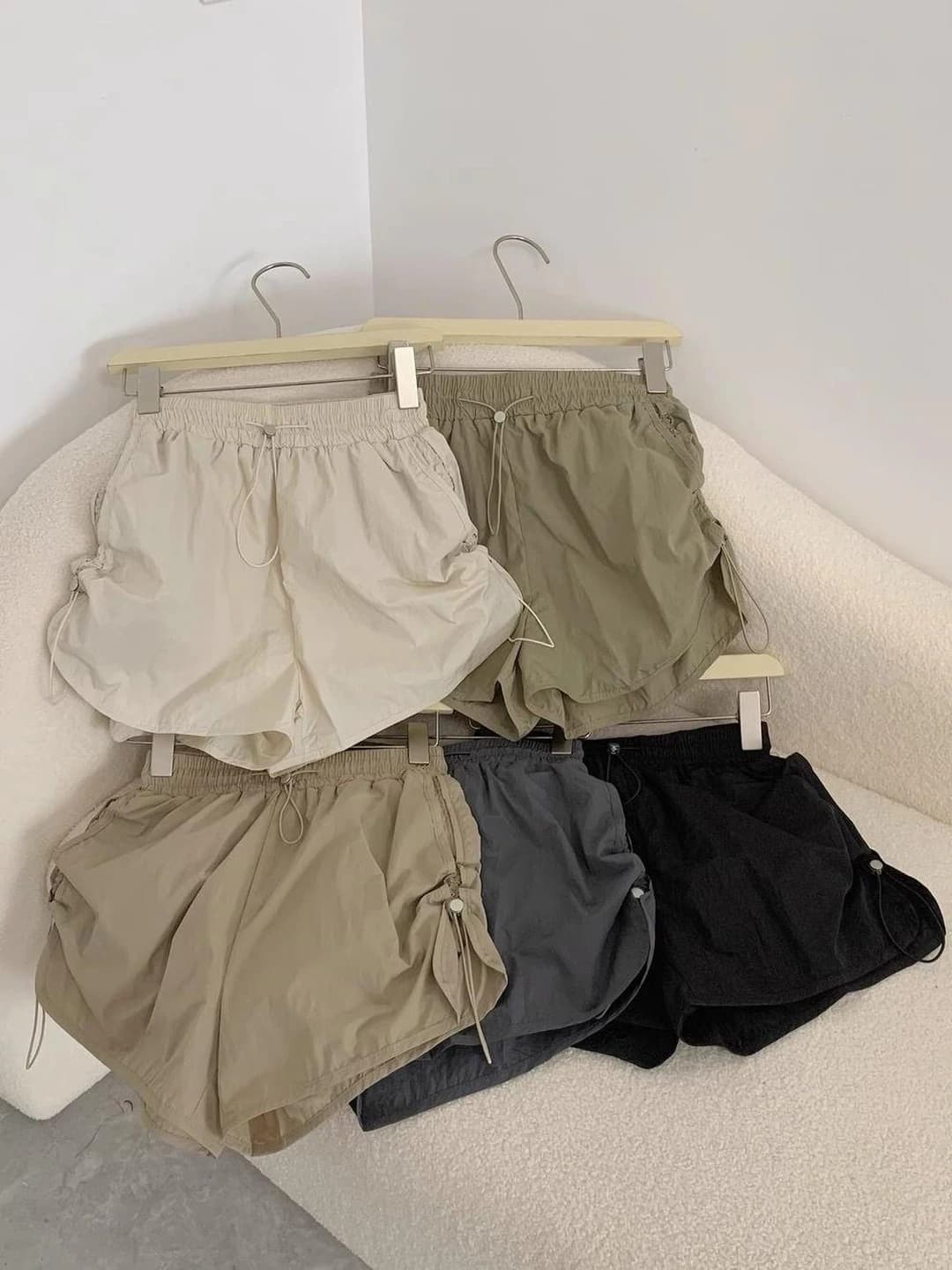 Ayollar uchun sport uslubidagi tez quriydigan elastik belli bo'sh (oversize) kalta shorti