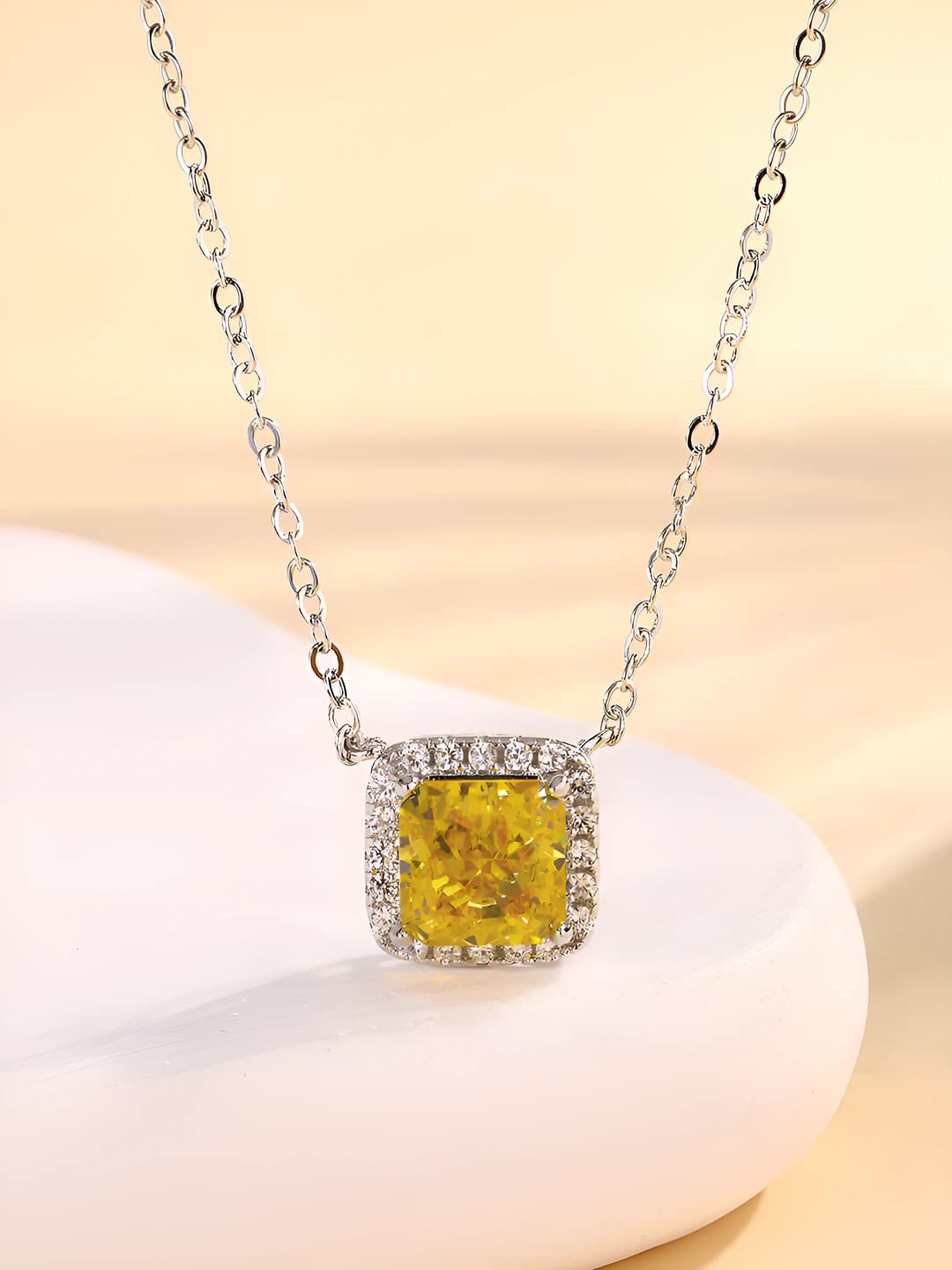 Ice cut yellow diamond green pendant, chain