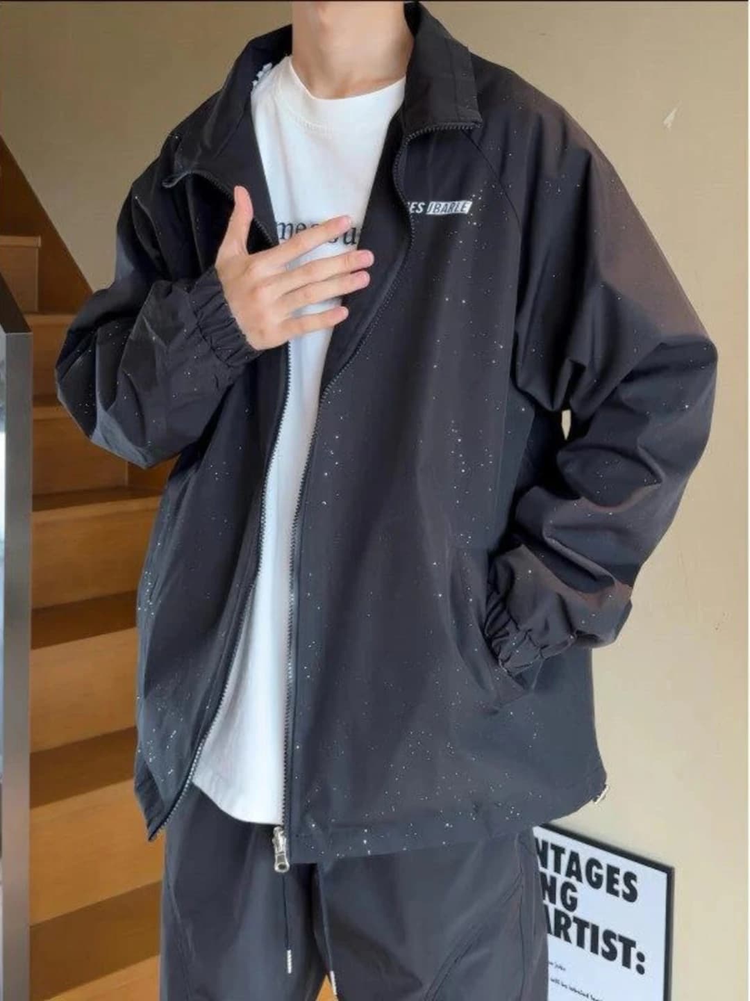 Ayollar uchun qishki puxli kurtka: chiziqli, bo'sh (oversize) kesim, uzun yeng, qaytarma yoqa, fermuar, shamol o'tkazmaydigan, qalin, kundalik uslub