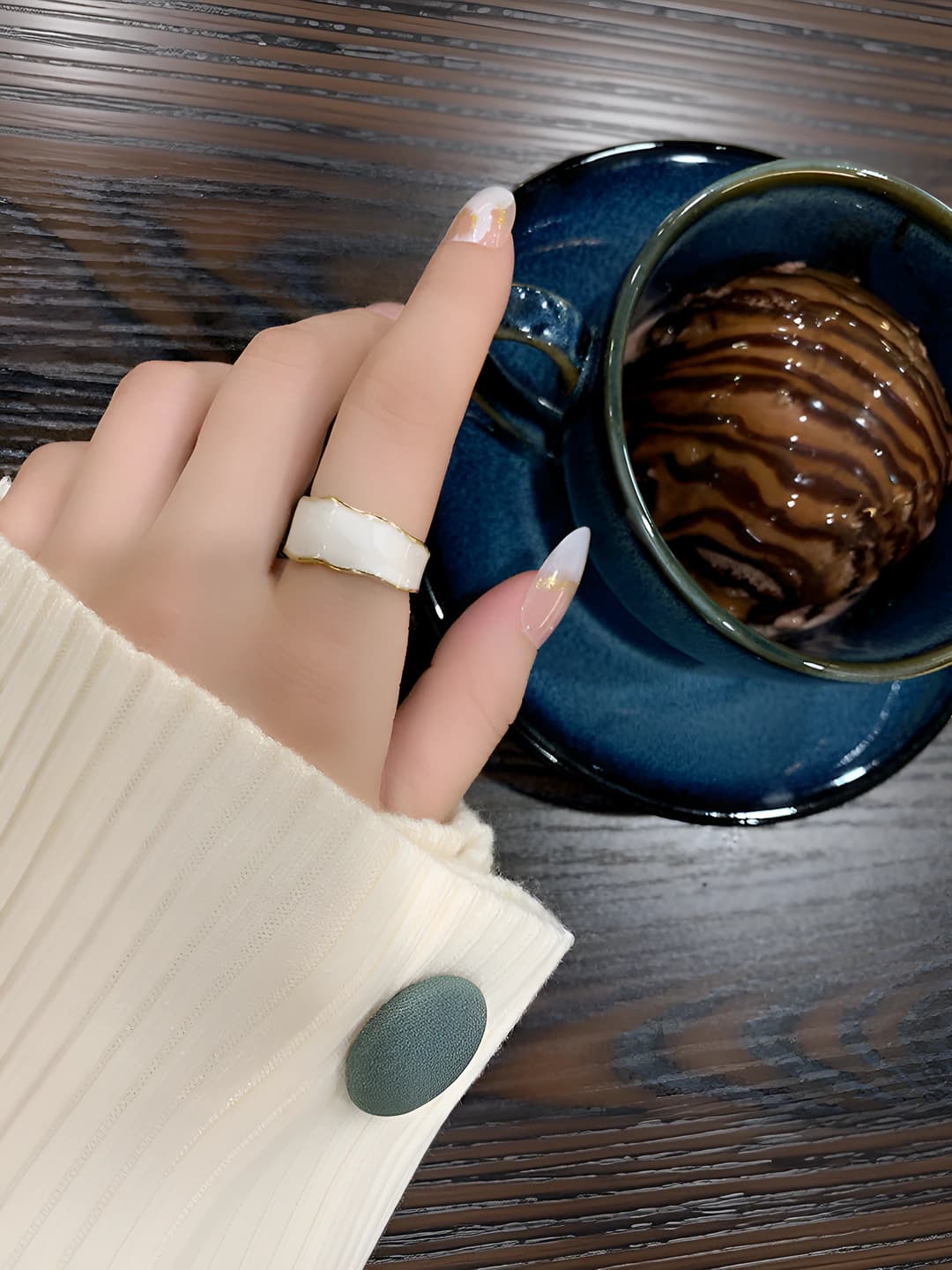 White drop texture ring