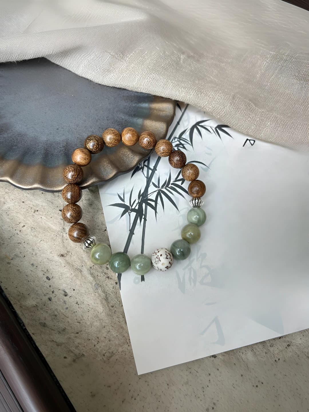 Women's new Chinese style bracelet made of golden sandalwood, green mica, and star moon bodhi beads, handcrafted