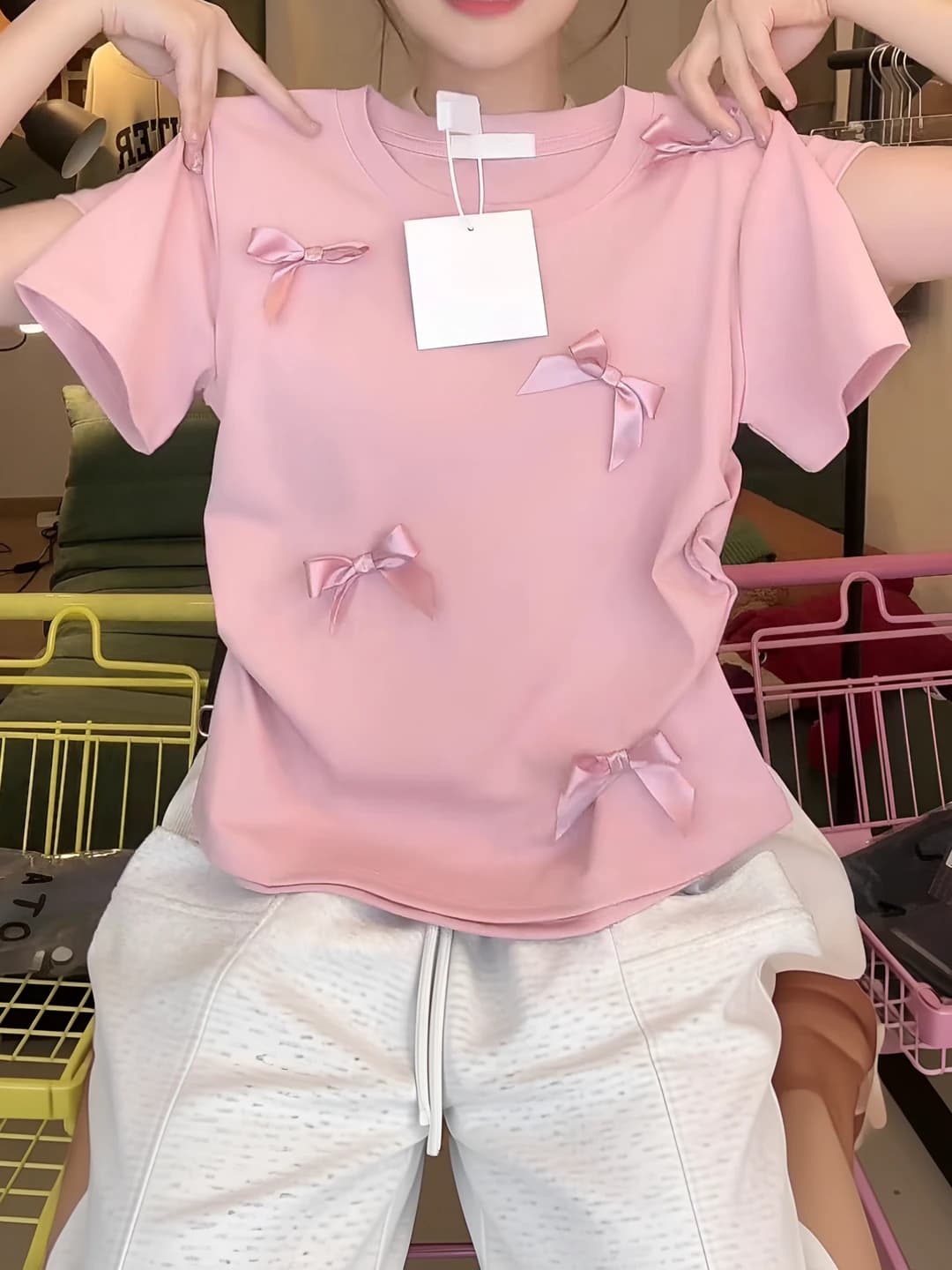 Ayollar uchun pink rangli kalta yengli futbolka, dumaloq yoqa, bir rangli, bo'sh (oversize) kesim, yozgi, preppi uslub, dizayn elementi: tugma