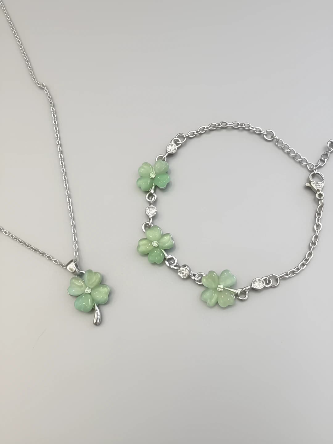 Women's short bracelet with green flowers and leaves