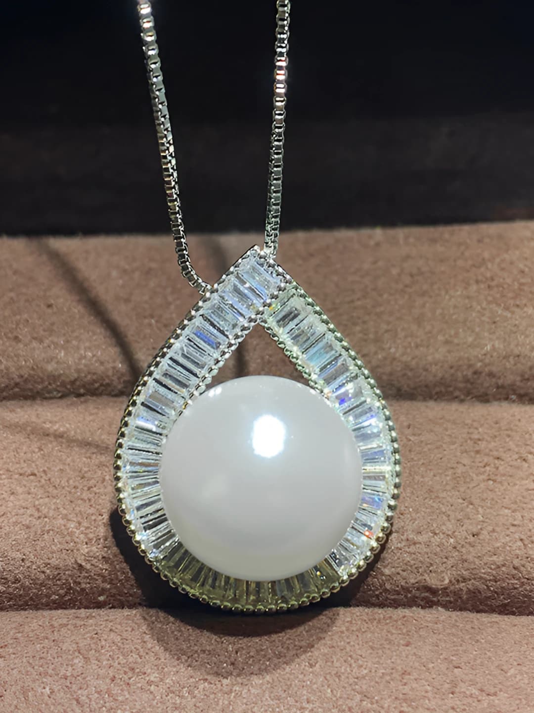 Oq marvarid taqchog'i