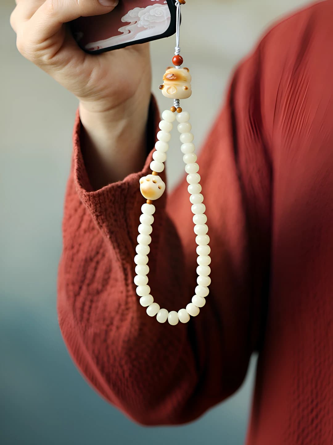 Women's natural bodhi root phone chain and car hanging ornament with lucky cat paw pendant, hand-woven, neo-chinese style