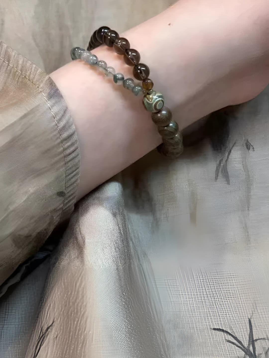Бусы из тёмного дерева