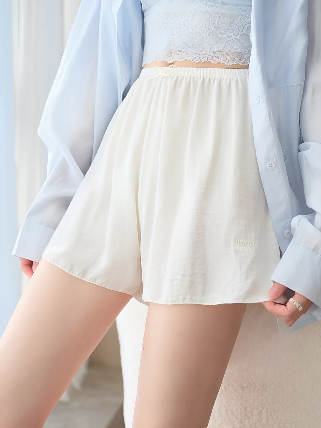 Ayollar uchun yozgi juda yupqa, havo o'tkazuvchan, bir rangli, bo'sh (oversize) kalta shorti