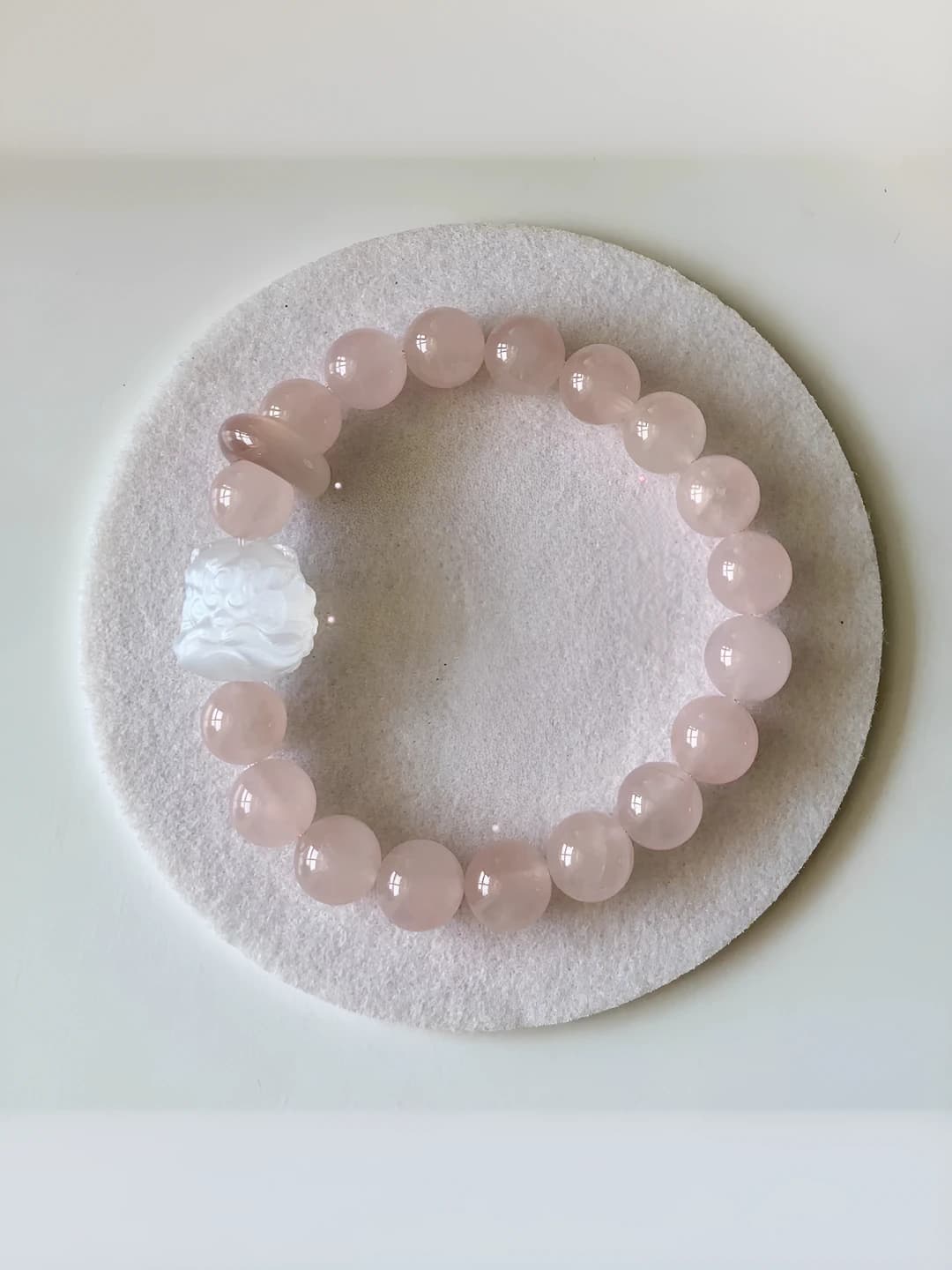 Women's white crystal bracelet, handmade, geometric shape, with lion design element, sweet style