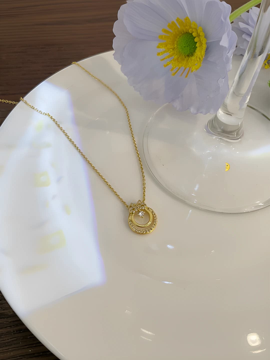 Floral bow necklace, gold