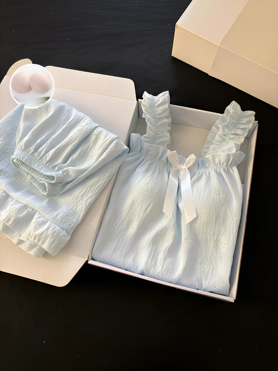 Ayollar uchun yozgi pijama to'plami (kamisolka va shorti), yopiq mato, yengsiz, kvadrat yoqa, yupqa, bir rangli, tasma bilan, bo'sh (oversize), uy kiyimi