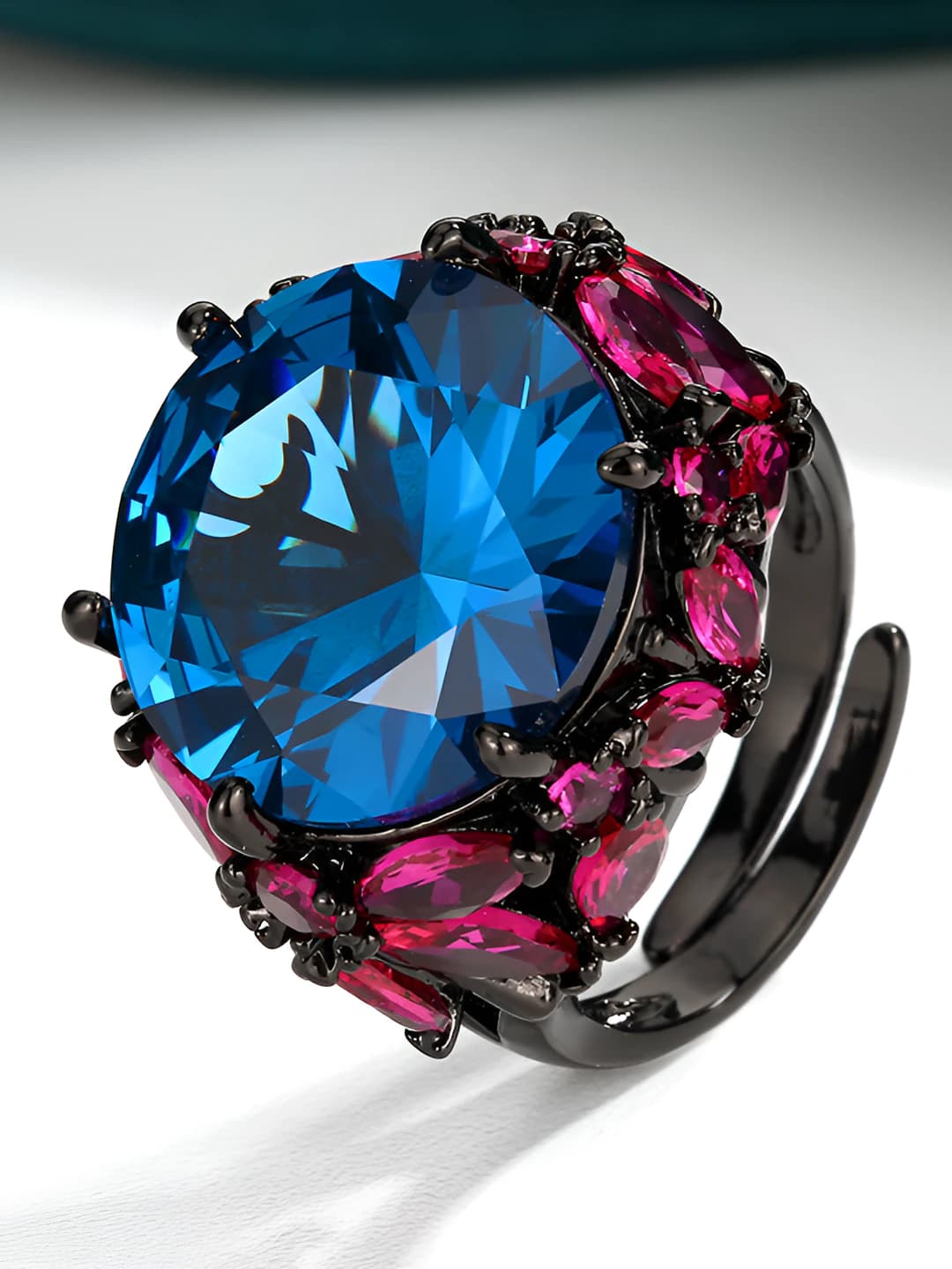 Qora-oltin-ko'k spinel halqa