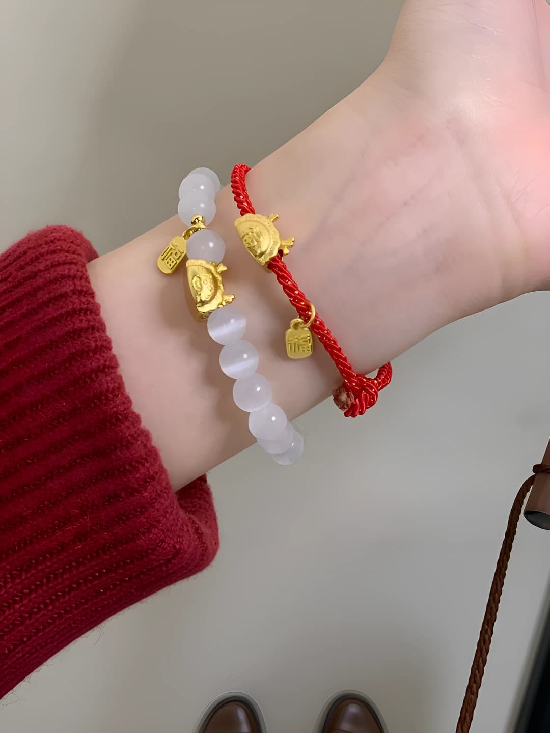 Women's autumn-winter bracelet: handmade glass and glaze with red string and gold dumpling design element