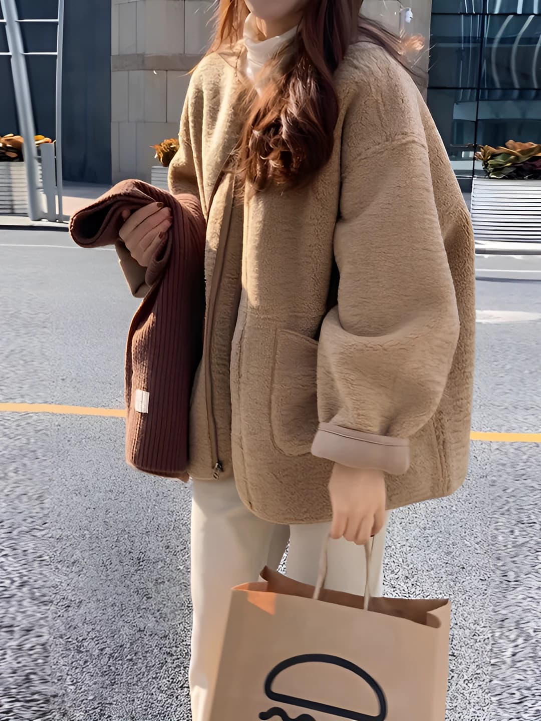 Ayollar uchun 2026 bahor-kuz qalinlashtirilgan qo'y yuni (shearling) kurtka, bir rangli, bo'sh (oversize) kesim, dumaloq yoqa, fermuar, uzun yeng, kalta