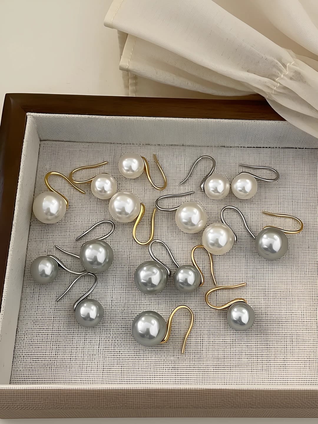 Women's glass pearl stud earrings, U-shape, geometric design element, grey color, light luxury style