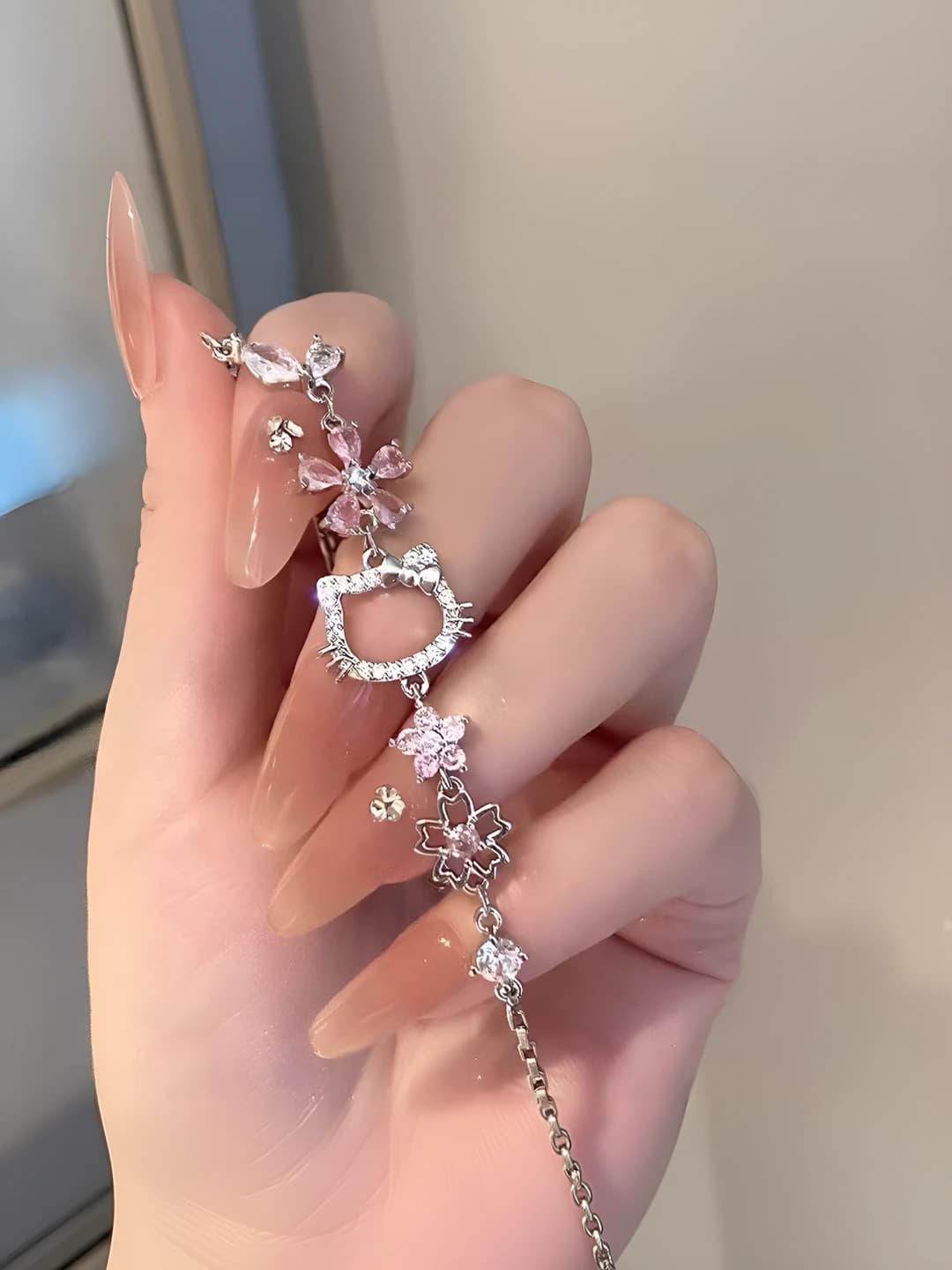 Ayollar uchun sakura guli dizaynli, pushti brilyantli, zink qotishma materialdagi yengil lyuks uslubdagi qo'l zingil