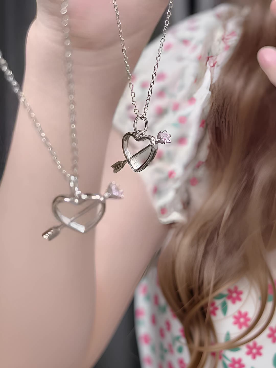 Ayollar uchun qizil rangli tabiiy olmosli Cupid yurak shaklidagi zanjir