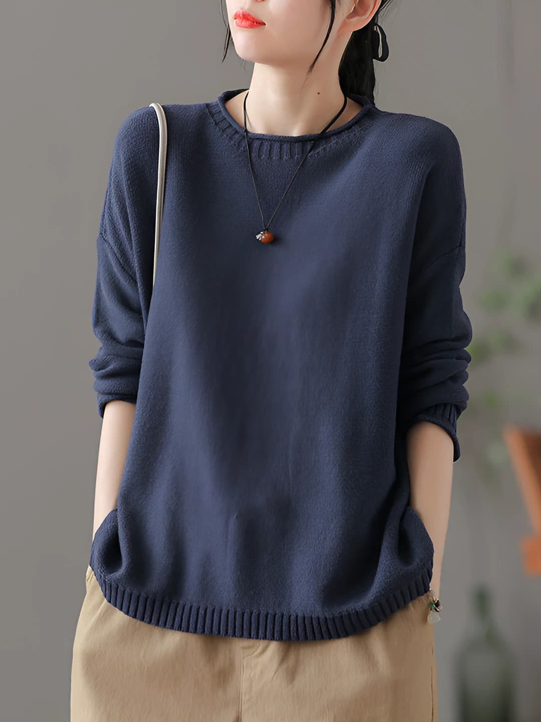Ayollar uchun kuz-qish trikotaj sviter, bo'sh (oversize) fit, dumaloq yoqa, uzun yeng, bir rangli, koreys uslubida