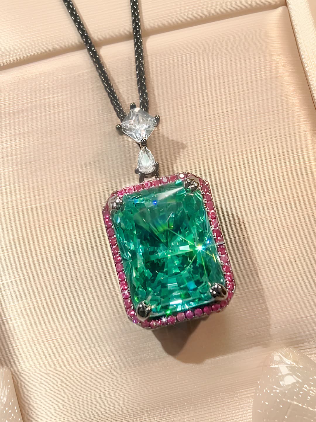 Black gold Paragreen pendant with Chopen chain