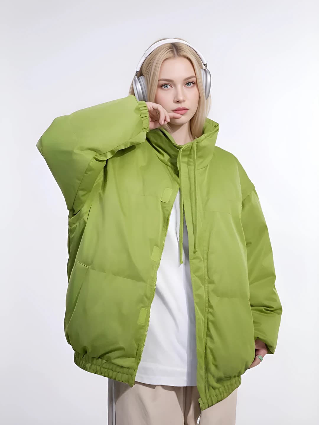 Ayollar uchun puxli kurtka: sintetik pux to'ldirgich, polyester mato, tik yoqa, uzun yeng, bo'sh (oversize) kesim, fermuar, bir rangli, qalin, kundalik uslub