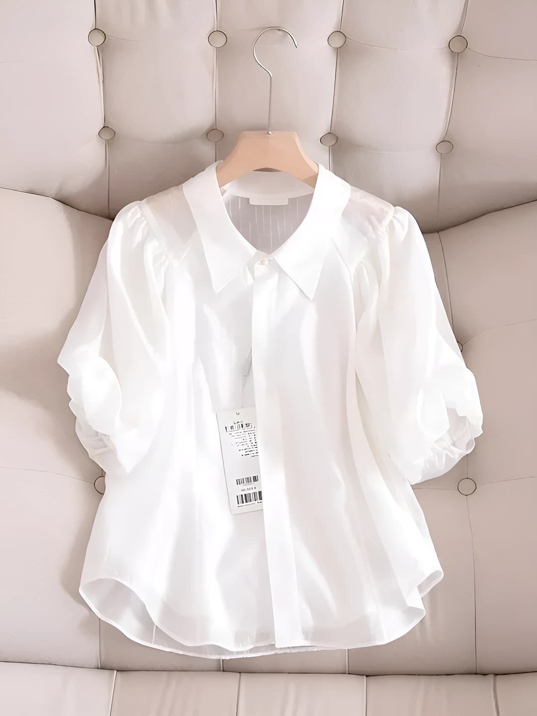 Ayollar uchun fransuz uslubidagi qaytarma yoqali, bo'sh (oversize) kesimli, bir rangli, havo o'tkazuvchan yupqa ko'ylak-shirt