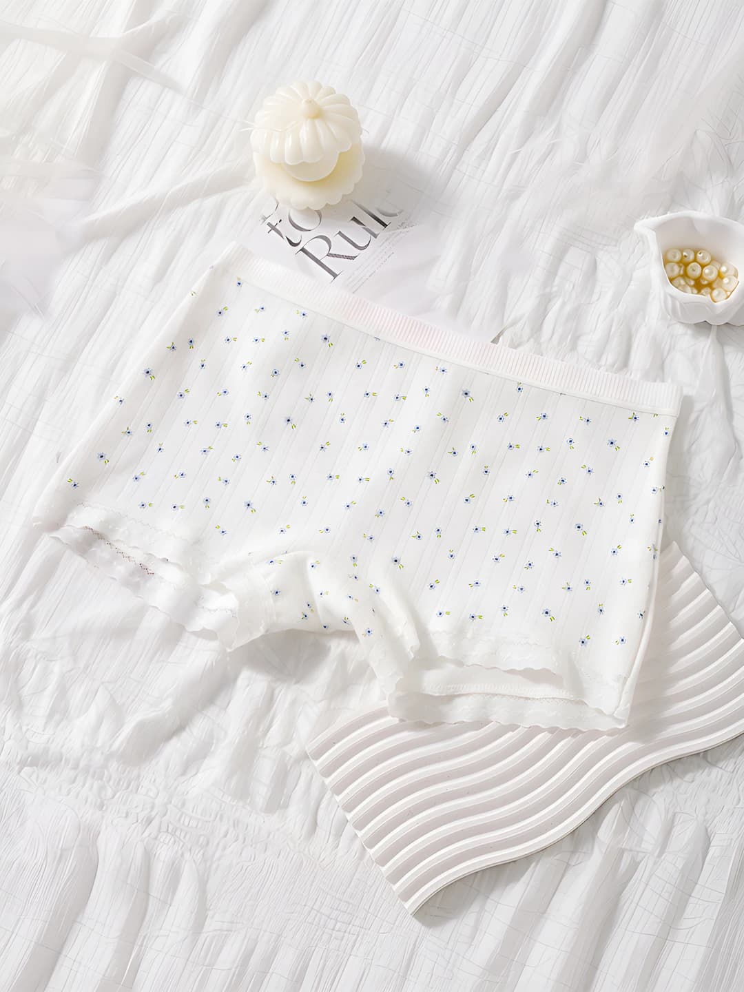 Белый мелкий цветочный