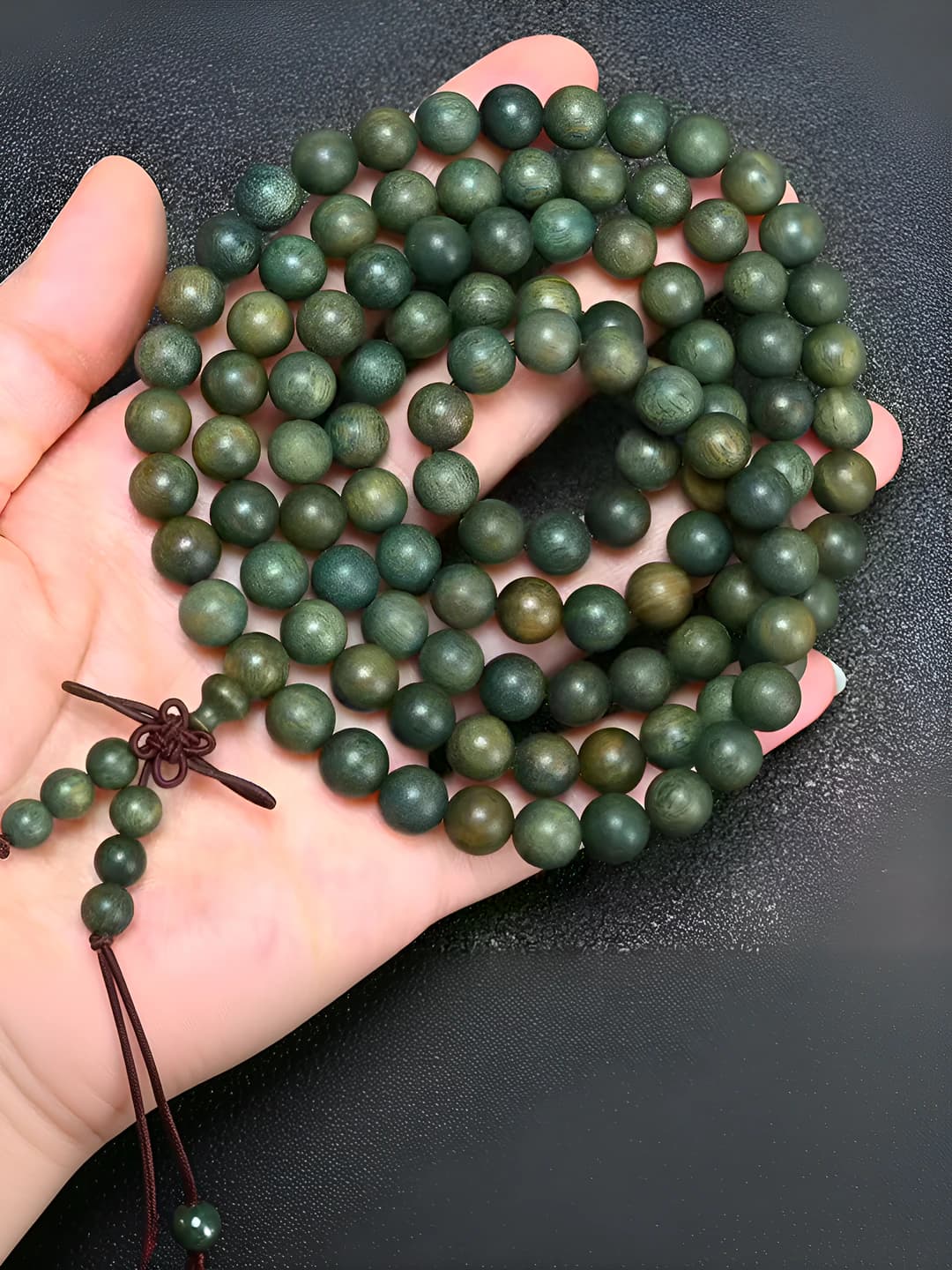Green sandalwood 108 beads (8 mm)