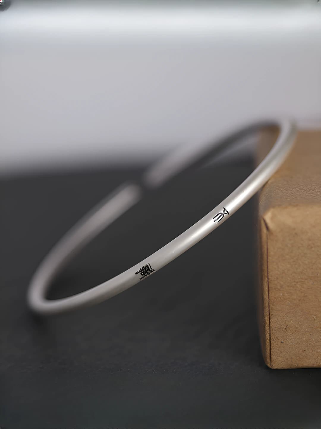 Non-debate, matte silver