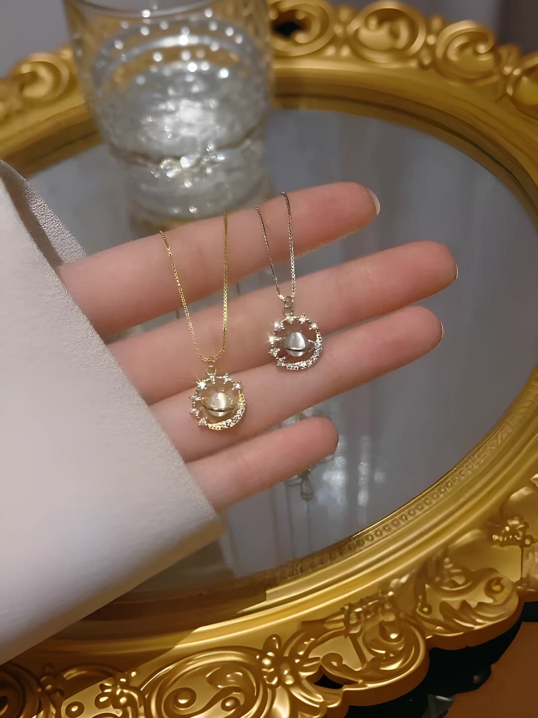Ayollar uchun retro uslubdagi Saturn va Yer sharidan iborat rang-barang kosmik soat