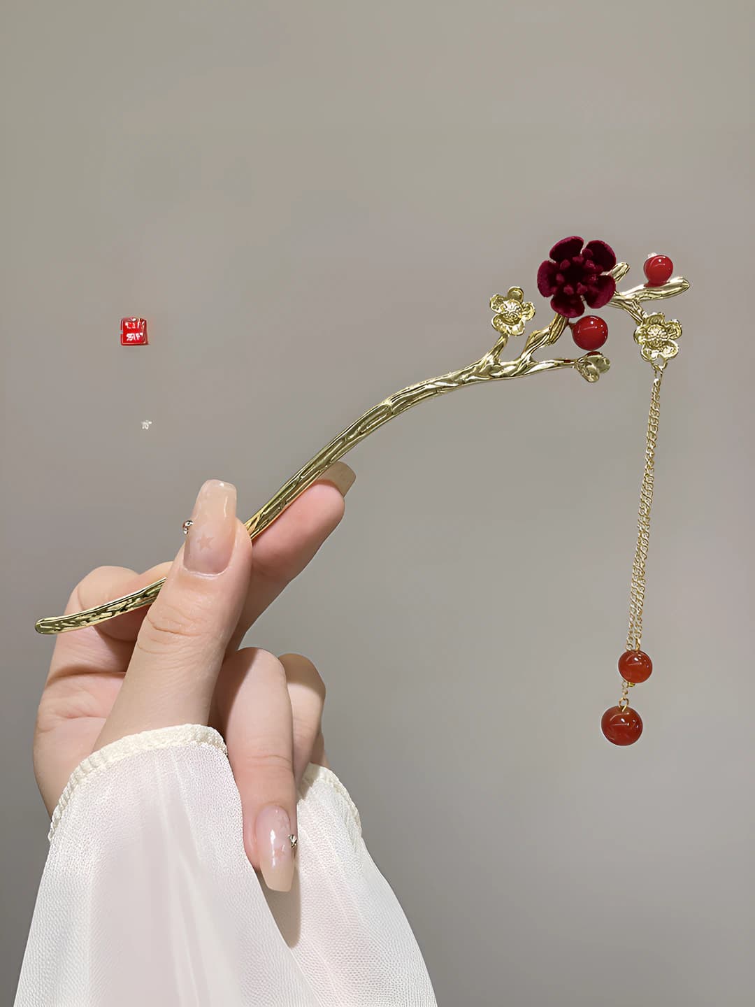 1# Красный цветок с красным жемчугом шпилька - золото (в пакете) 17cm