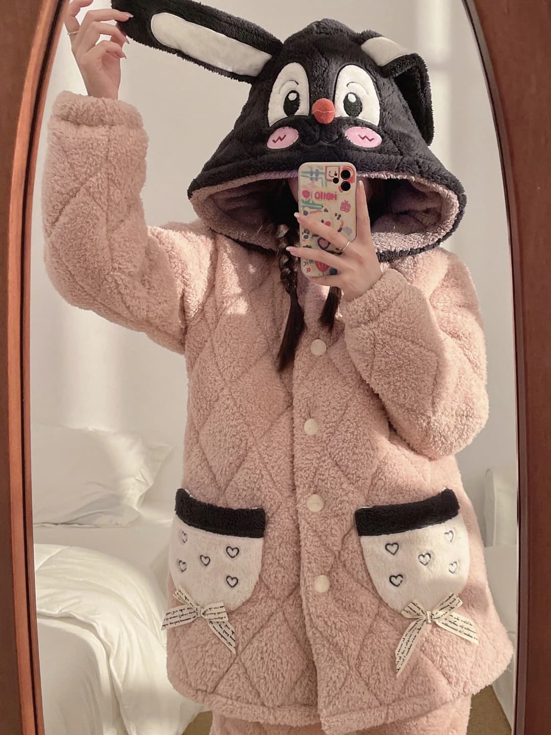 2043# Light pink black rabbit