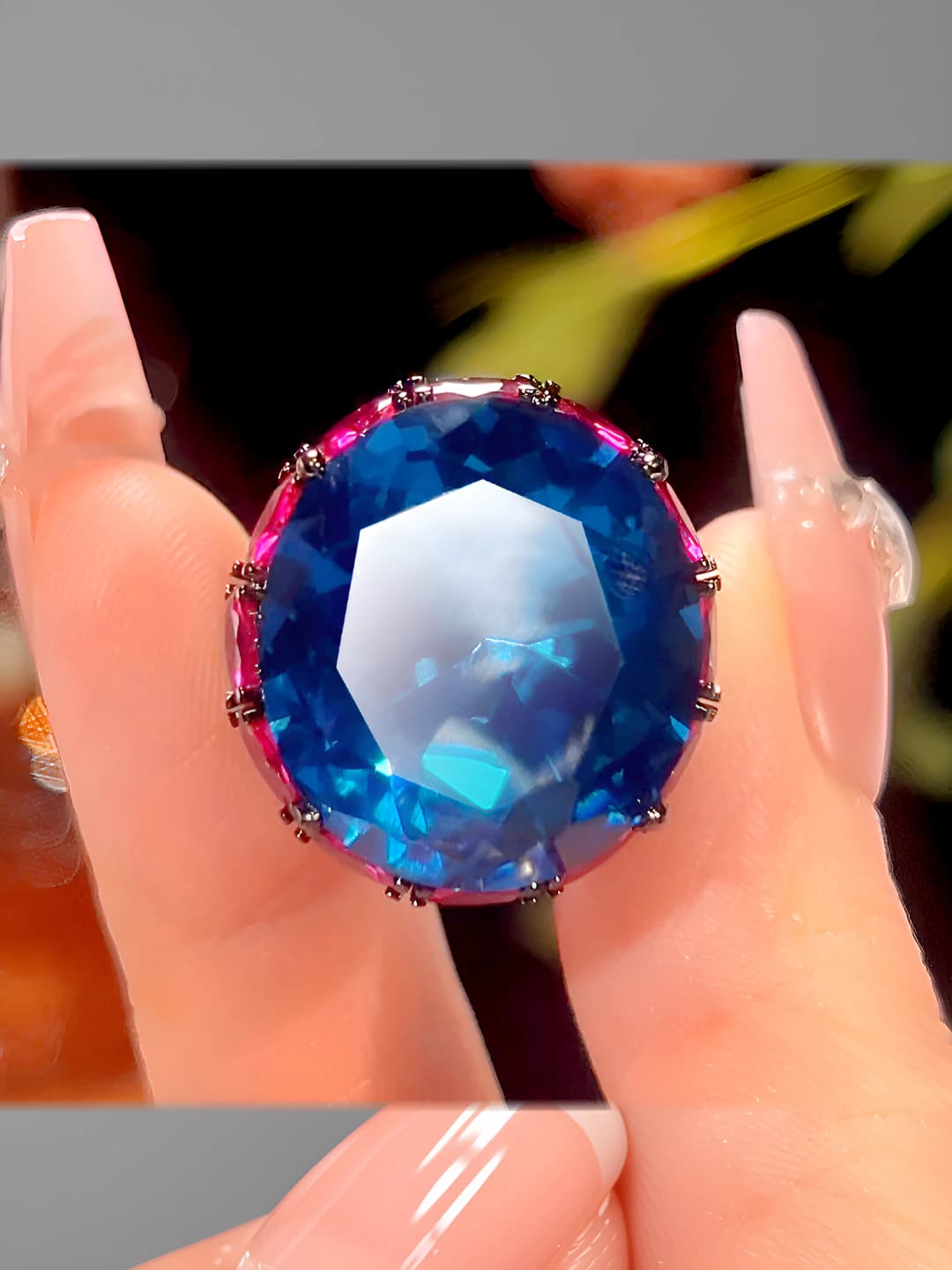Qora-oltin-ko'k spinel halqa