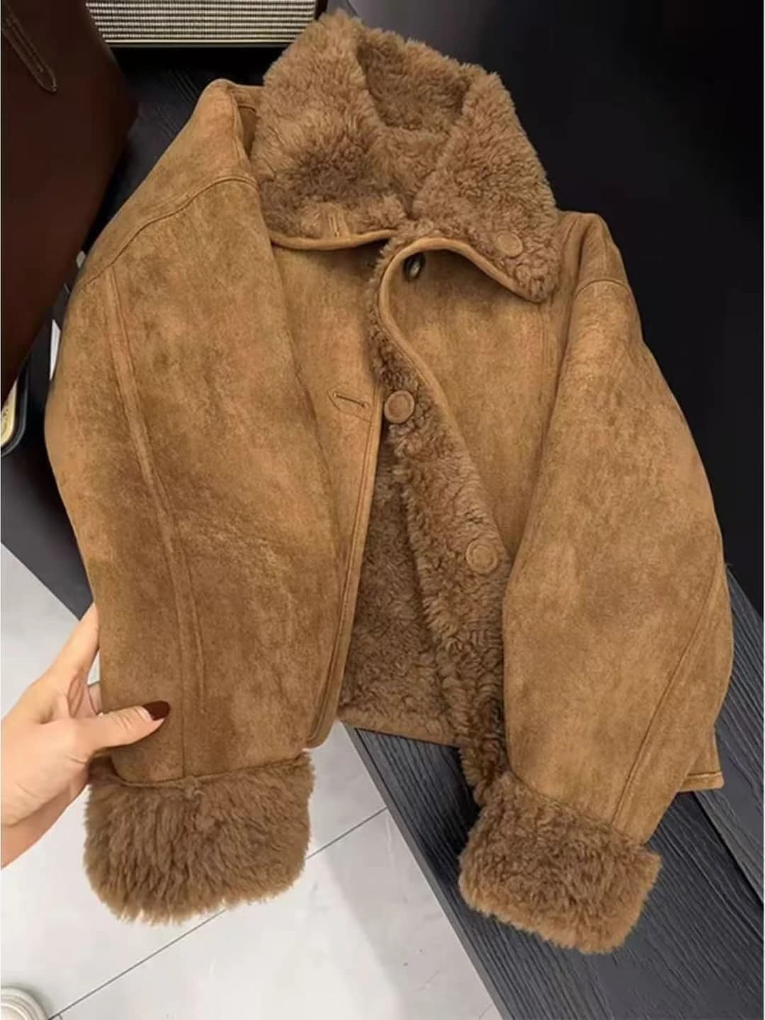 Ayollar uchun past bo'ylilar uchun retro uslubdagi issiq saqlaydigan yengsiz qo'zi qoziq terili kalta dublyonka, bo'sh (oversize) kesim, POLO yoqa, bir rangli