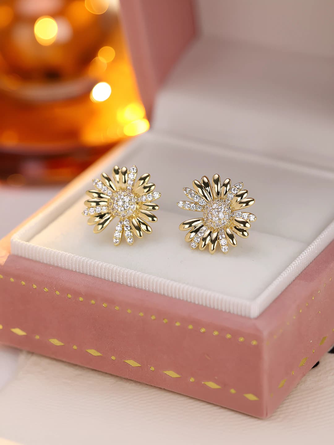 Women's light luxury stud earrings with zircon and daisy flower design