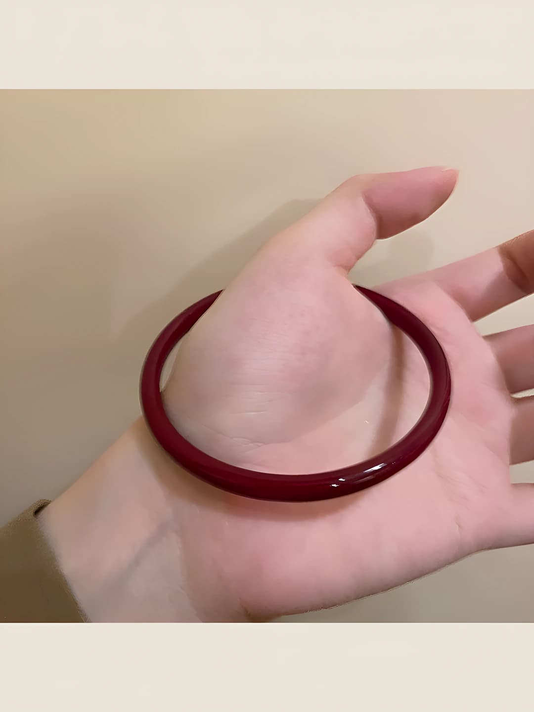 M471, red bracelet