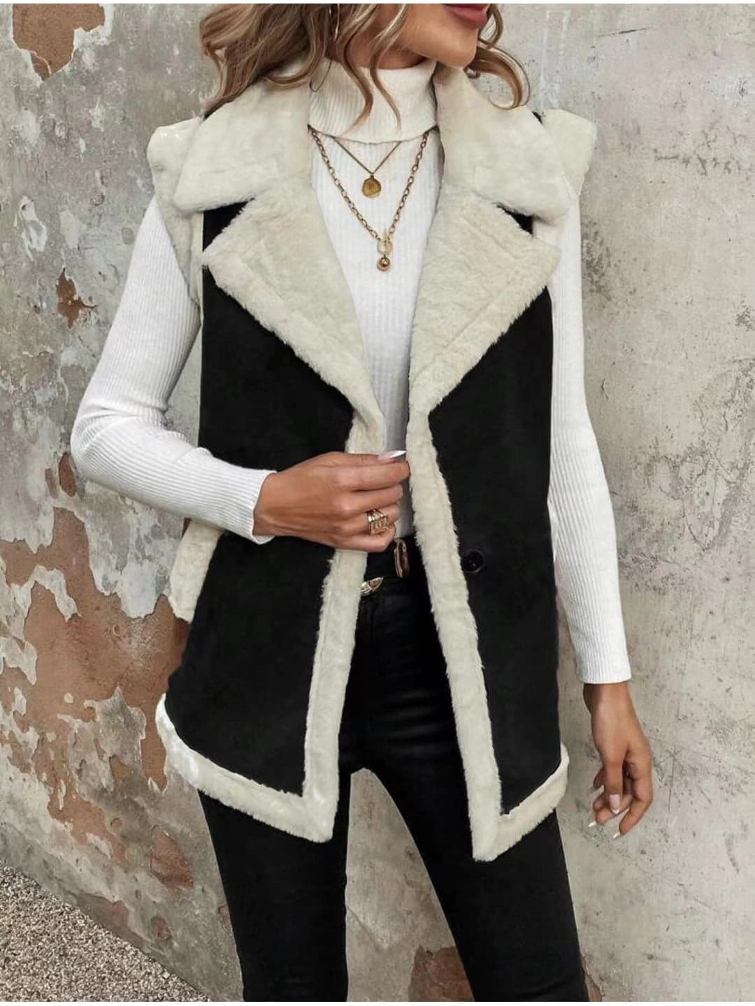 Ayollar uchun yengsiz jilet, qoy po'shli qirli, o'rta-uzun, bo'sh (oversize) kesim, qaytarma yoqa, bir tugma, polyester