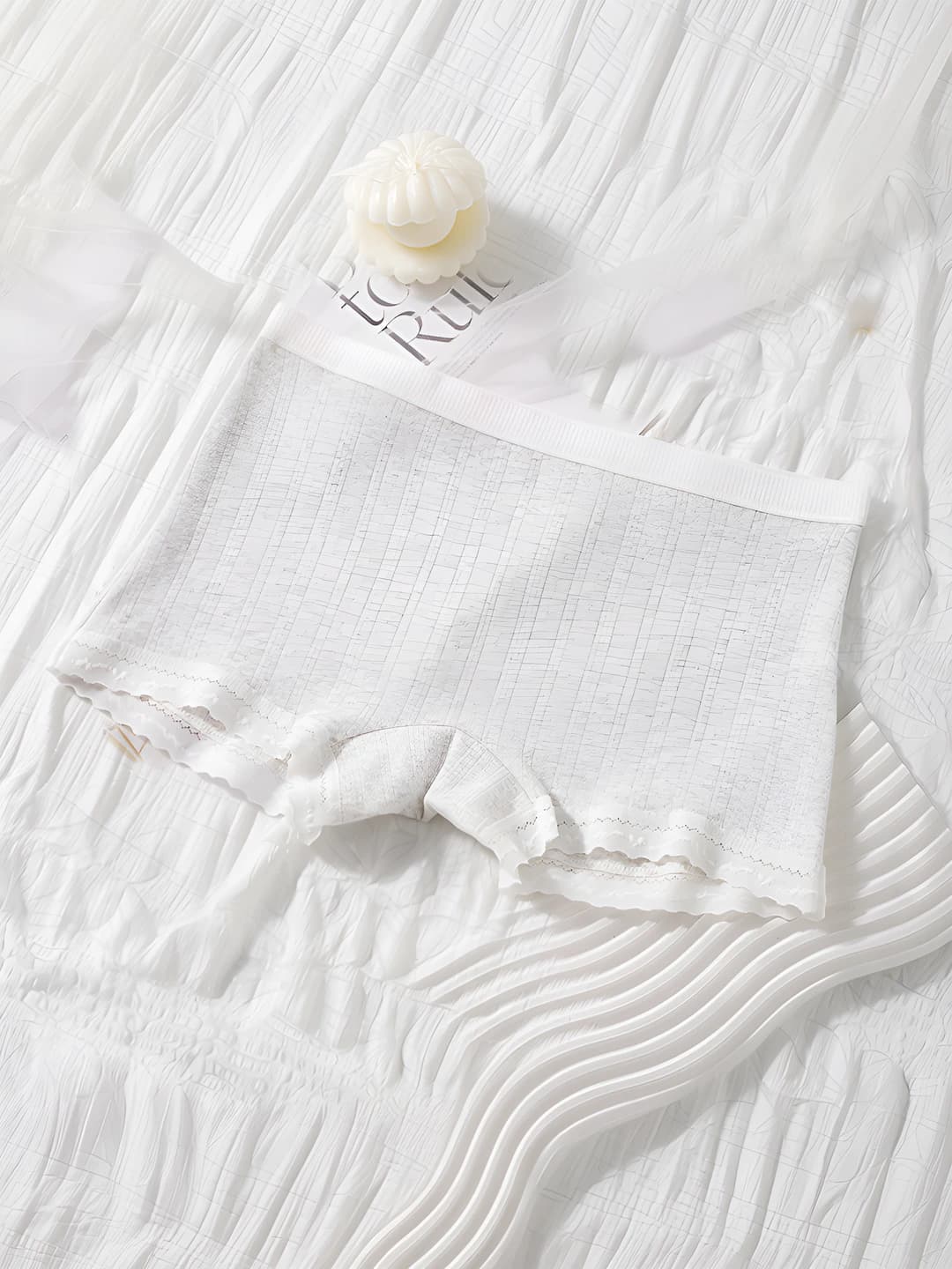Серо-белый