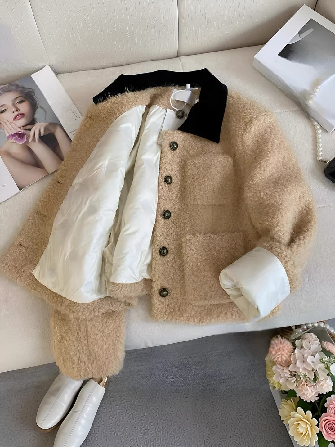 Ayollar uchun qalinlashtirilgan puxli kurtka, kuz-qish, kalta, qaytarma yoqa, bo'sh (oversize), yengsiz, bir rangli, past bo'ylilar uchun