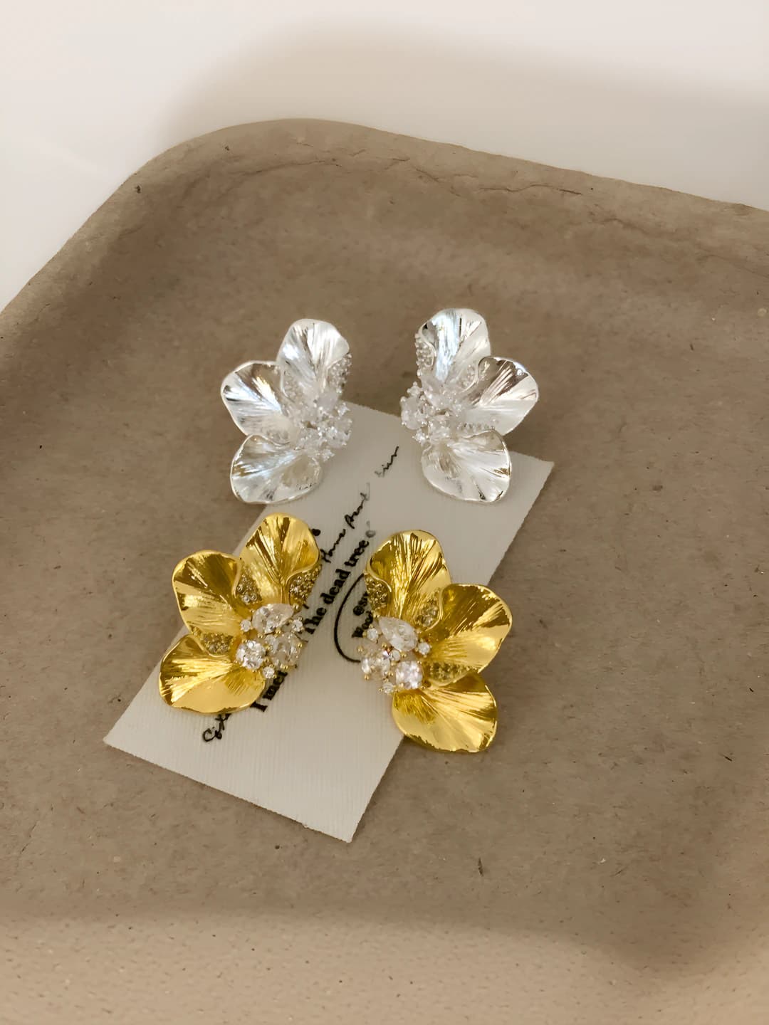 Women's French retro three-petal earrings with zircon, 18K gold plating, simple and fashionable design