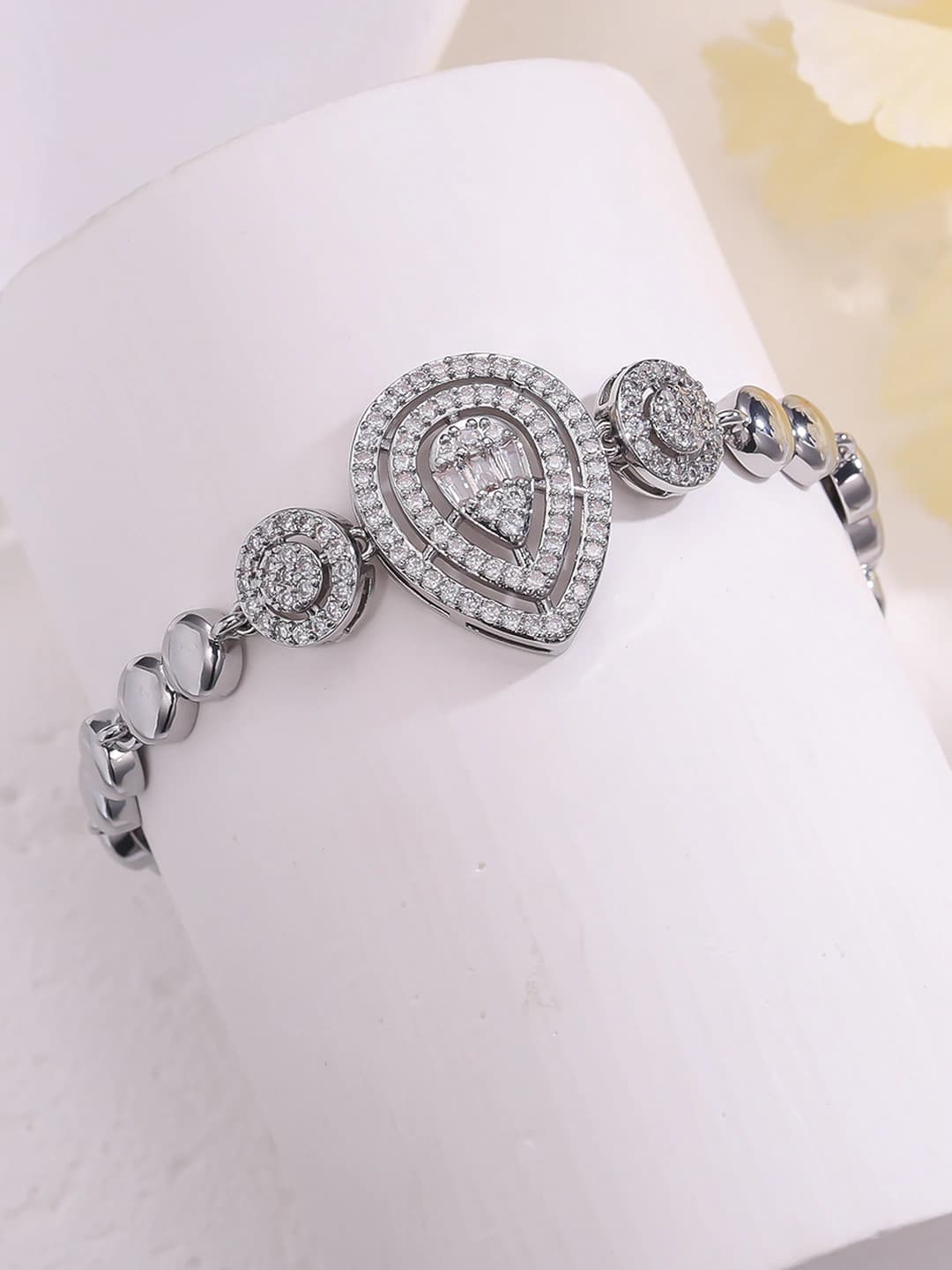 Women's teardrop shape zircon bracelet, light luxury style, fashion accessory