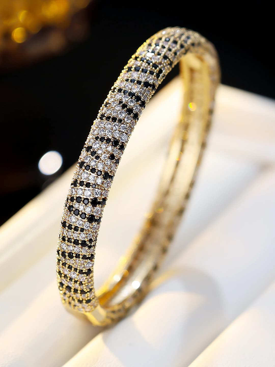 Women's zircon bracelet, geometric design element, individual style