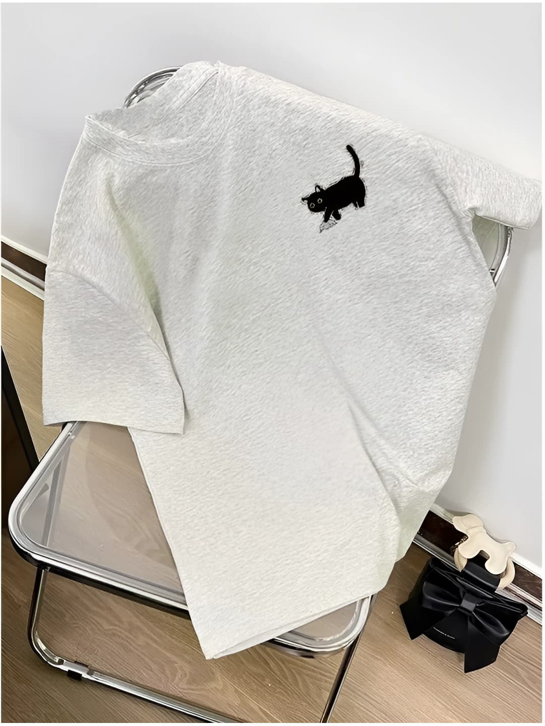 Light grey, paper cat