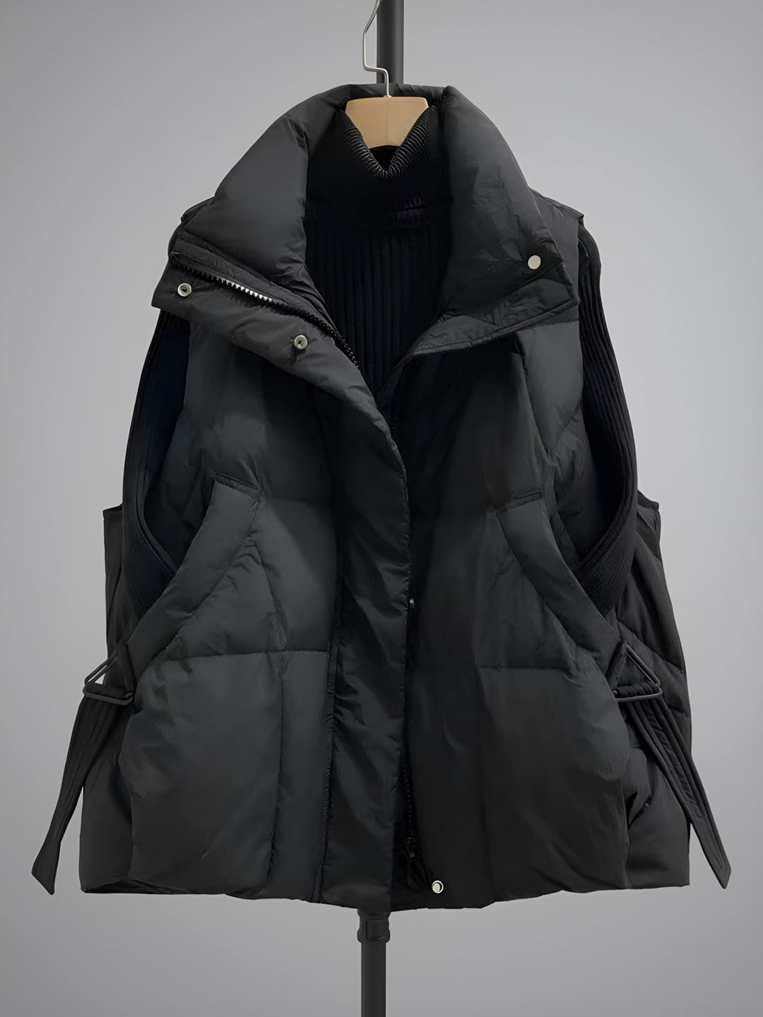 Ayollar uchun qalinlashtirilgan sintetik pux to'ldirgichli jilet, kalta, bo'sh (oversize), nozik ko'rsatadigan, fermuarli, POLO yoqali, bir rangli