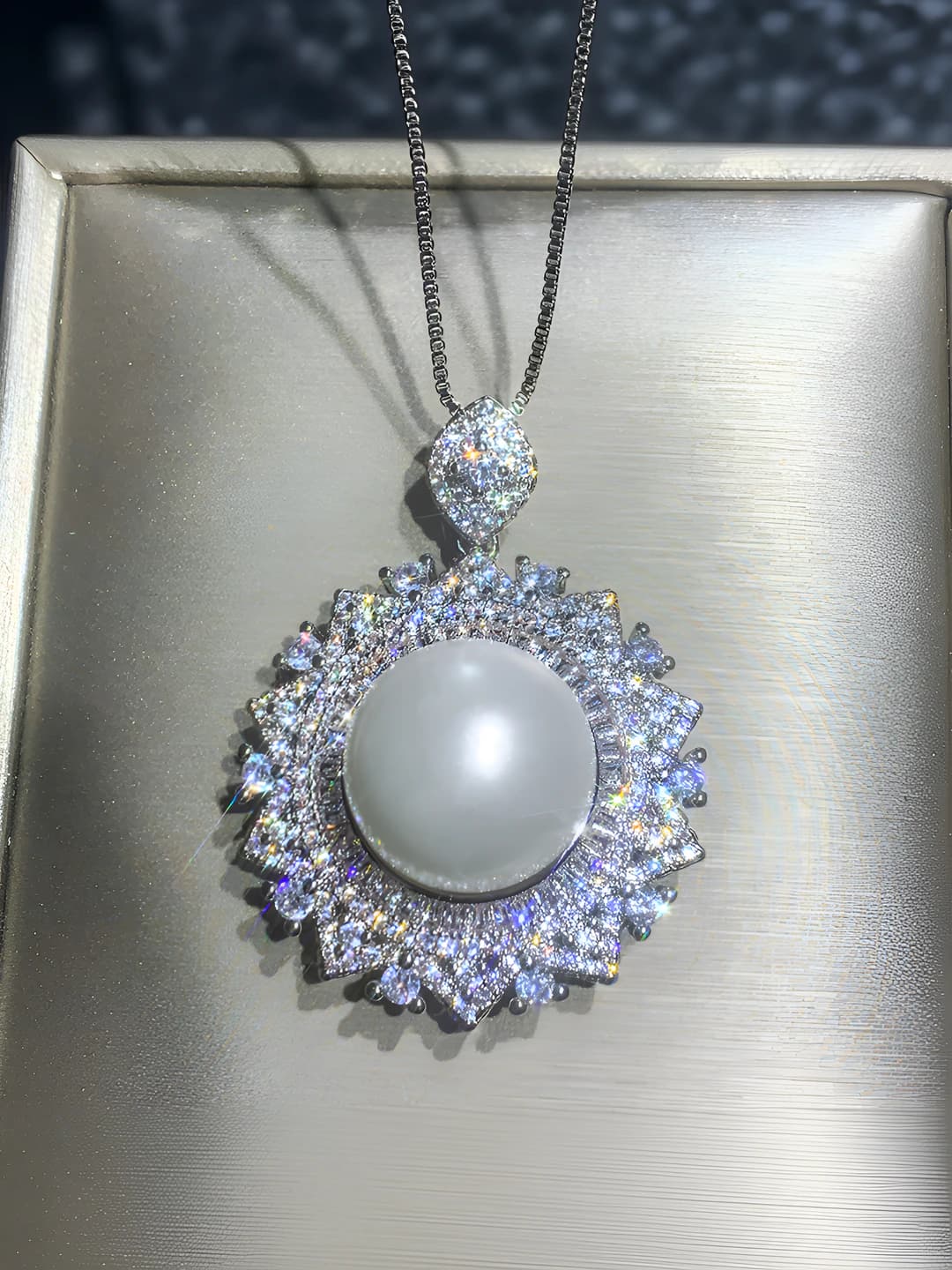 White pearl pendant