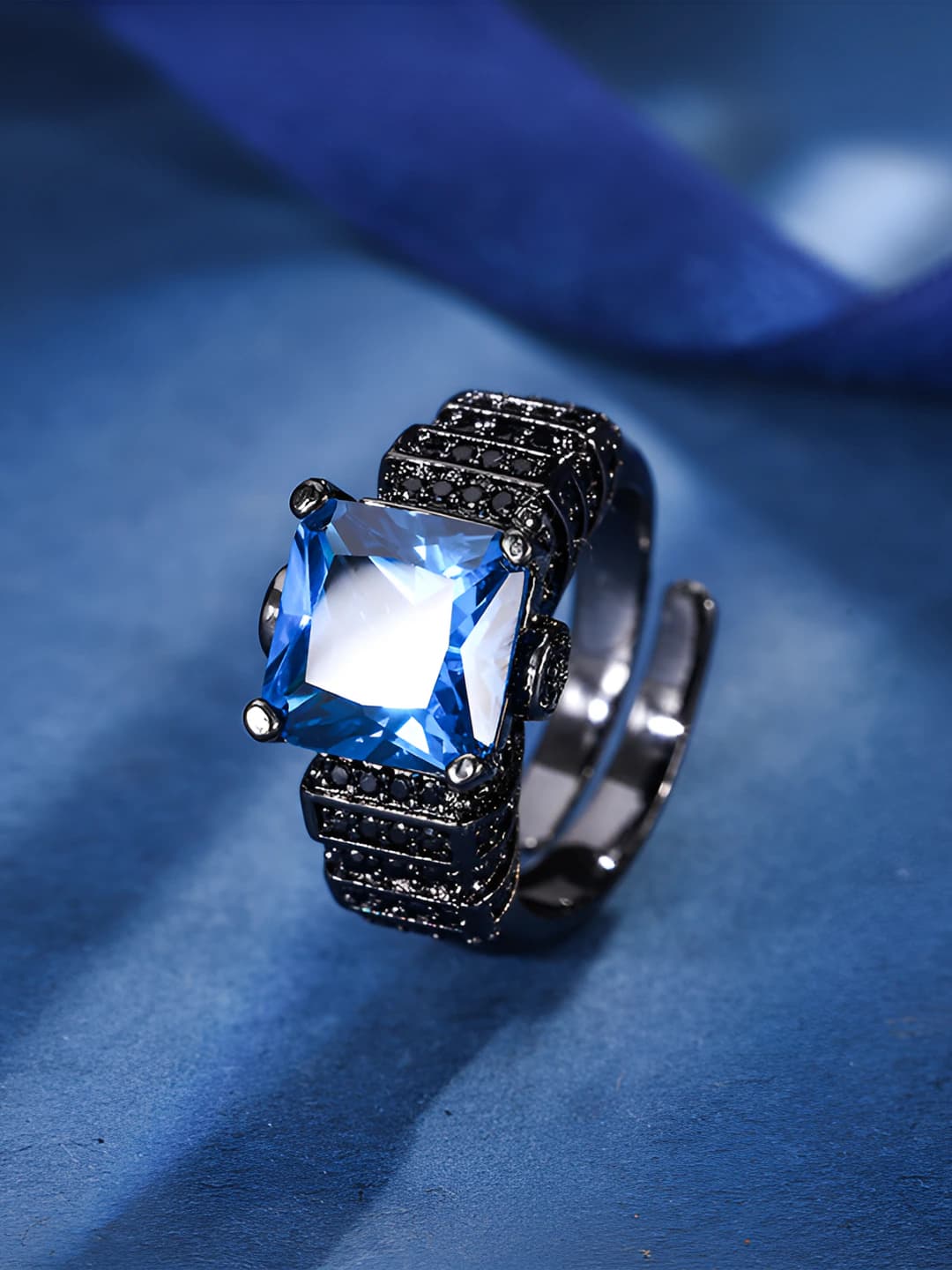 Qora-oltin-ko'k spinel halqa