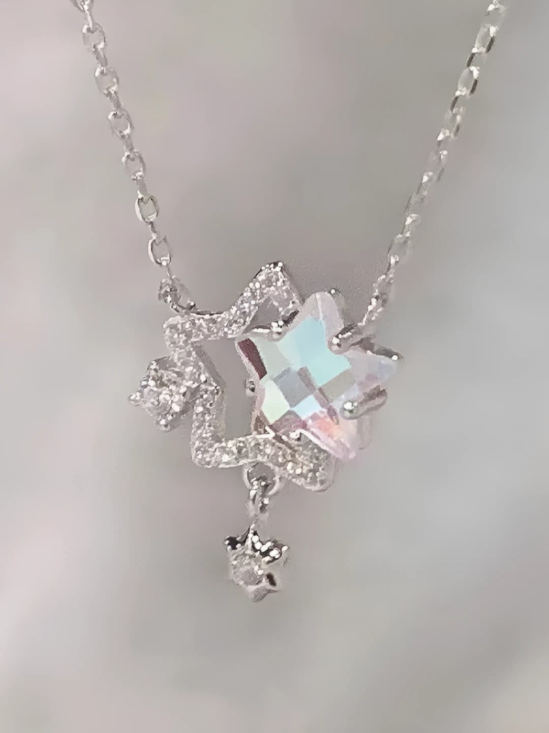 Women's star-shaped pendant necklace with iridescent finish, for summer 2026