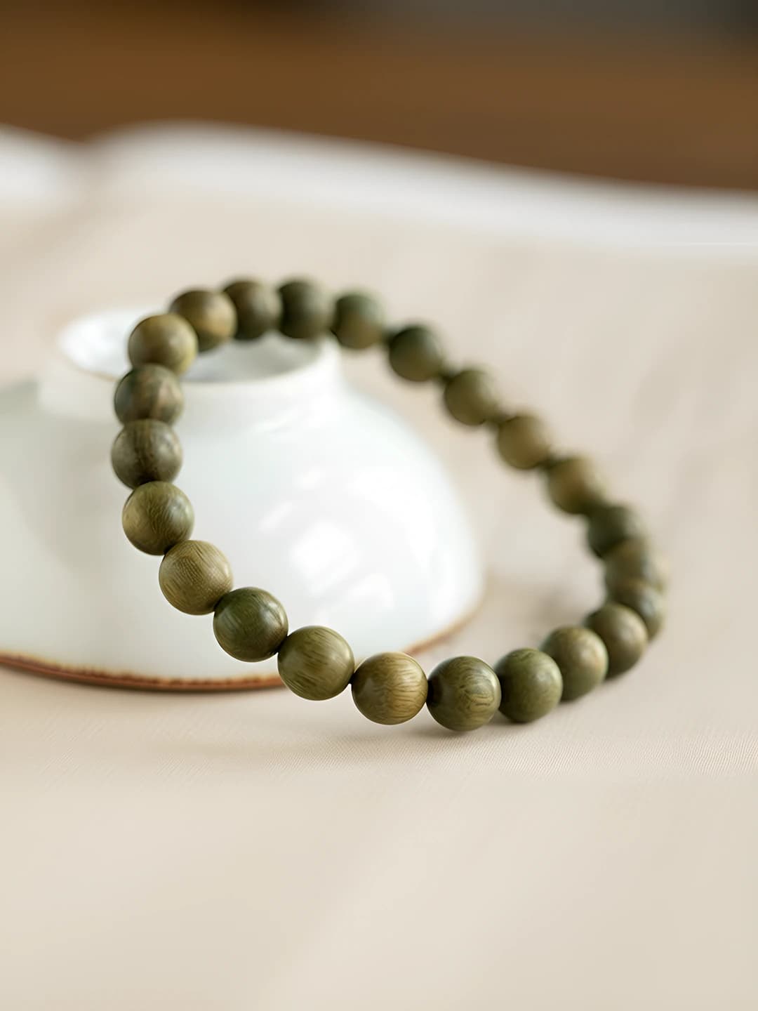 Men's and women's short handcrafted green sandalwood bracelet