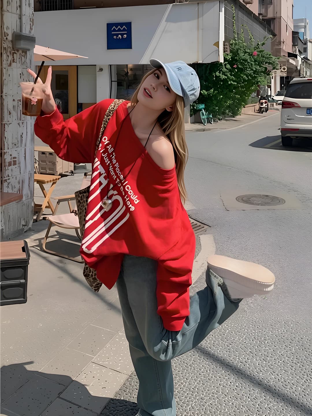 Ayollar uchun bosma naqshli, bo'sh (oversize) kesimli, uzun yengli, o'rta-uzun svitshot, yelkalari pastga tushirilgan top