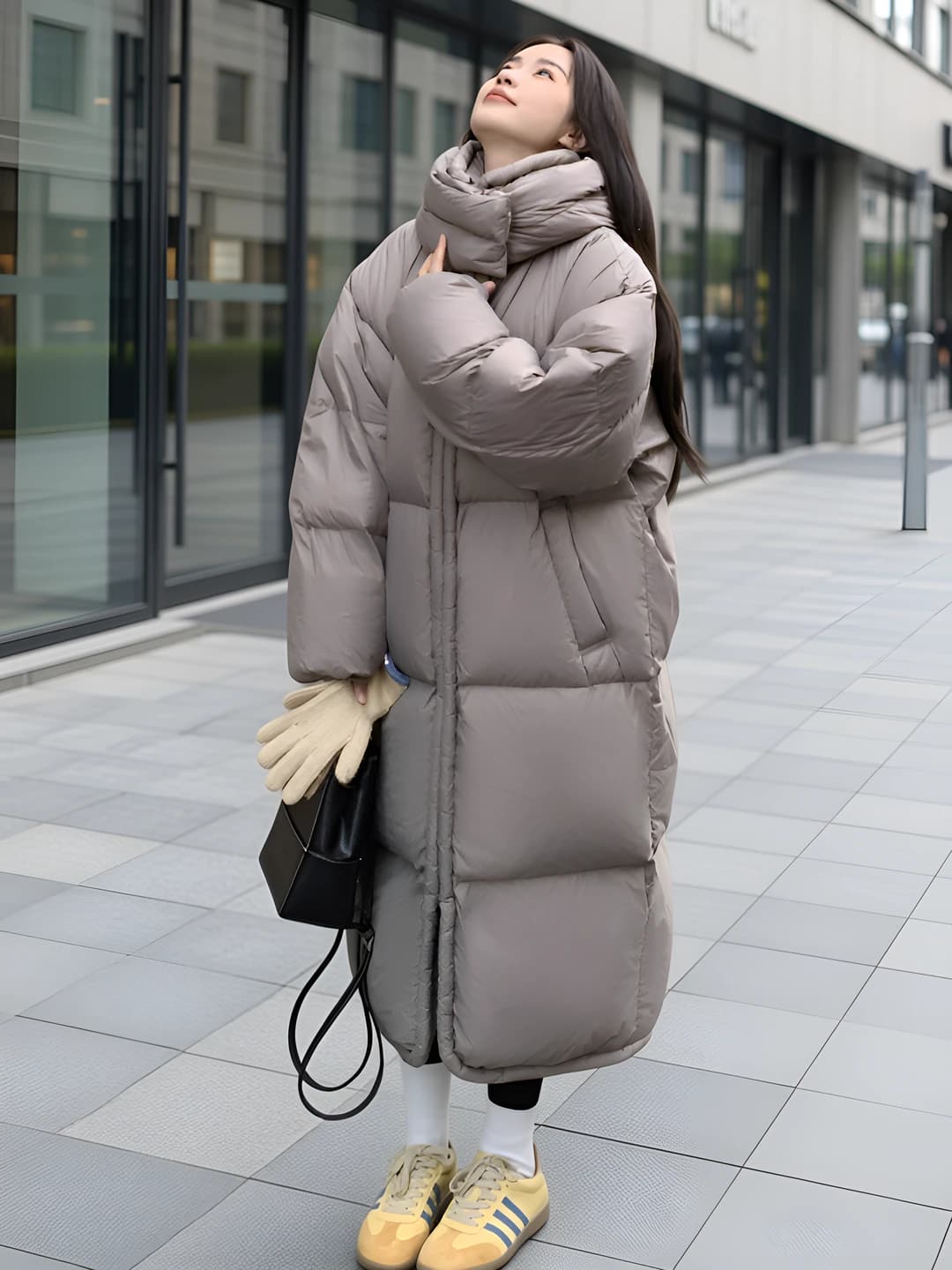 Ayollar uchun qishki puxli kurtka: o'rta-uzun, qalinlashtirilgan, bo'sh (oversize), fermuarli, bir rangli