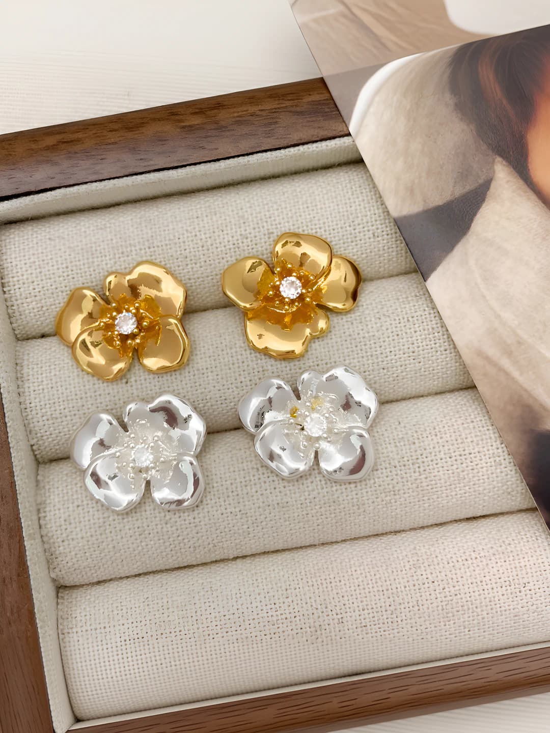 Женские серьги-гвоздики ретро стиля с геометрической формой, цветочным дизайном и вставками из кристаллов, покрытие 18k золотом и серебром