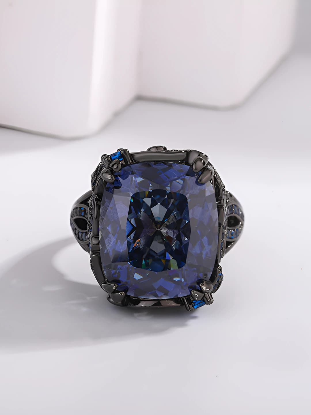 Black-gold birdcage cut white plated blue ring